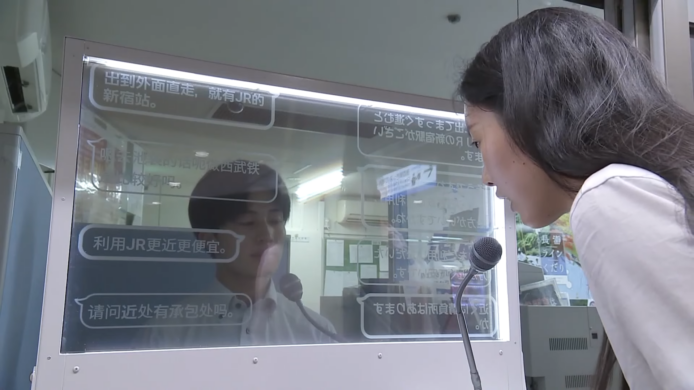 【有片睇】日本鐵路推翻譯透明熒幕   支援中文、方便外國遊客與員工溝通
